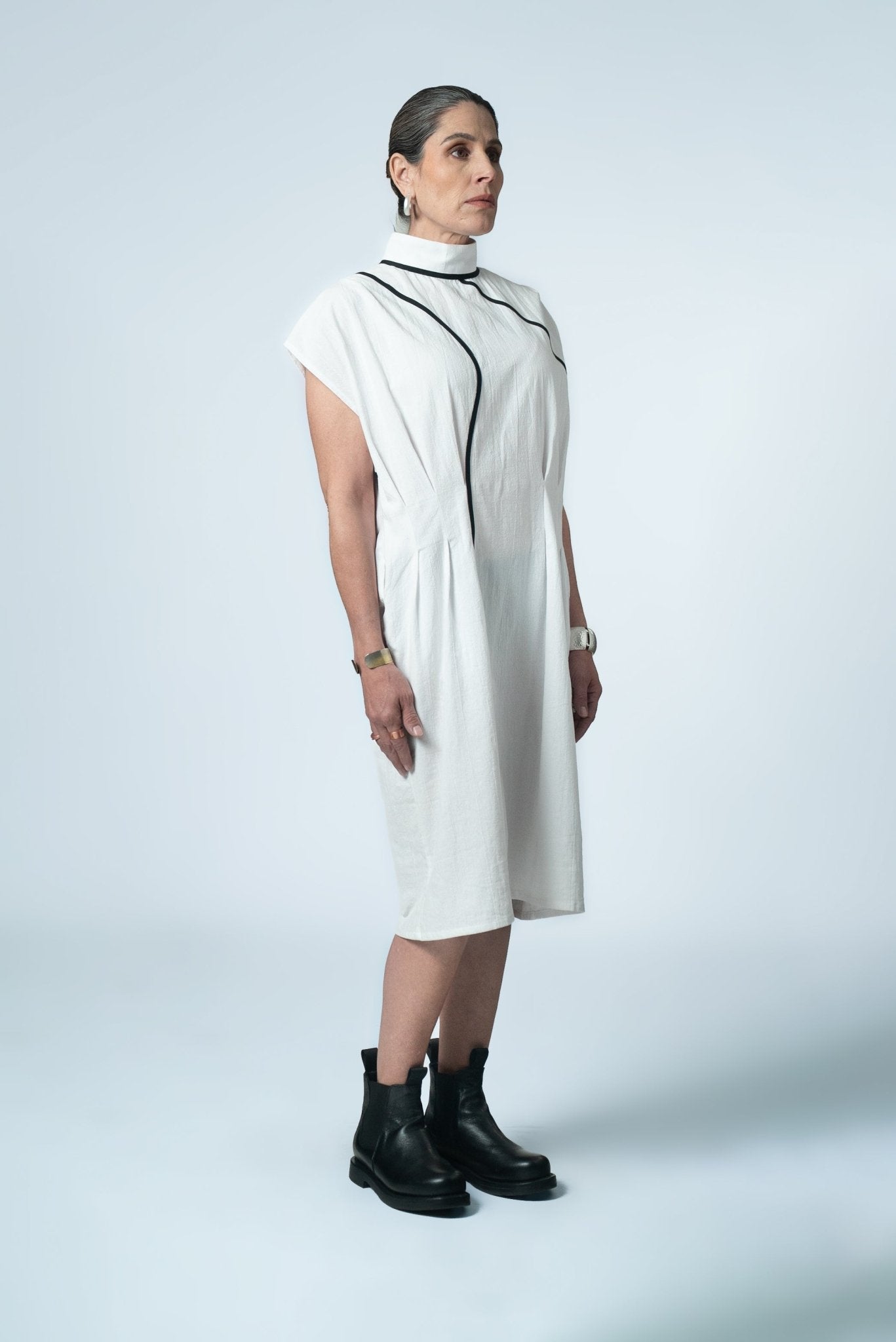 Vestido WOW · Midi Estructural con Pinzas de silueta arquitectónica confeccionado en algodón estructurado, con cuello alto y pinzas escultóricas, una prenda de moda contemporánea diseñada en México por NIPA Estudio.