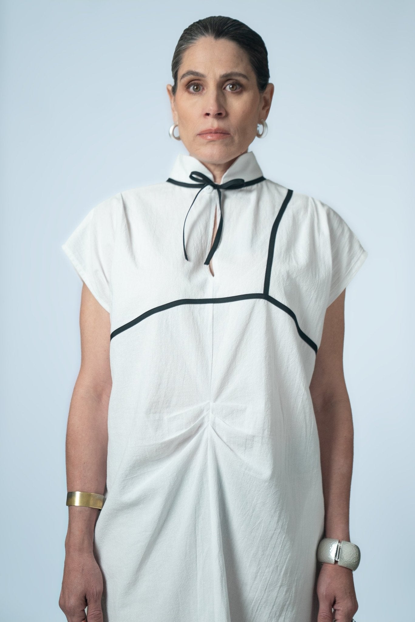 Vestido WOW · Midi Estructural con Pinzas de silueta arquitectónica confeccionado en algodón estructurado, con cuello alto y pinzas escultóricas, una prenda de moda contemporánea diseñada en México por NIPA Estudio.