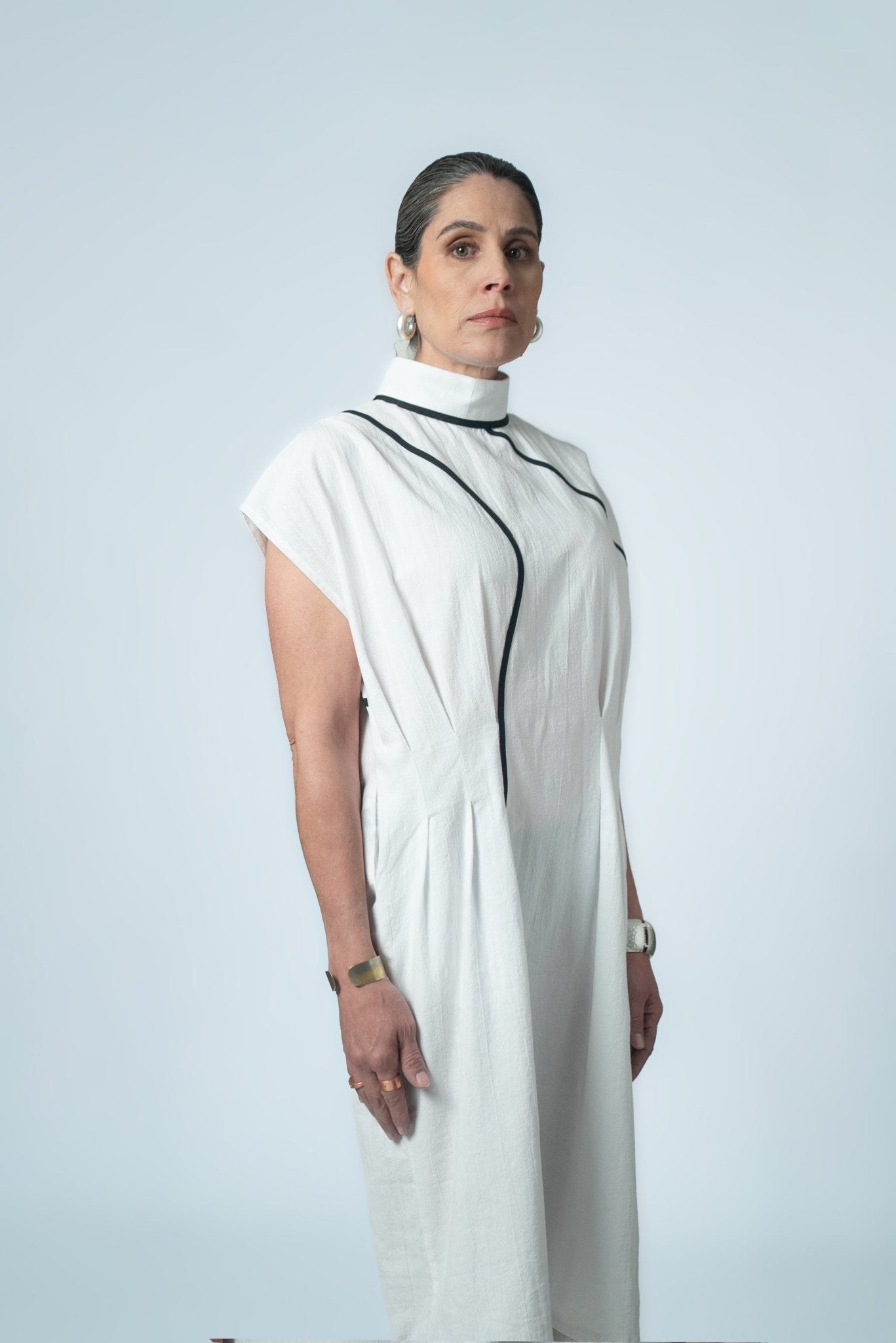 Vestido WOW · Midi Estructural con Pinzas de silueta arquitectónica confeccionado en algodón estructurado, con cuello alto y pinzas escultóricas, una prenda de moda contemporánea diseñada en México por NIPA Estudio.