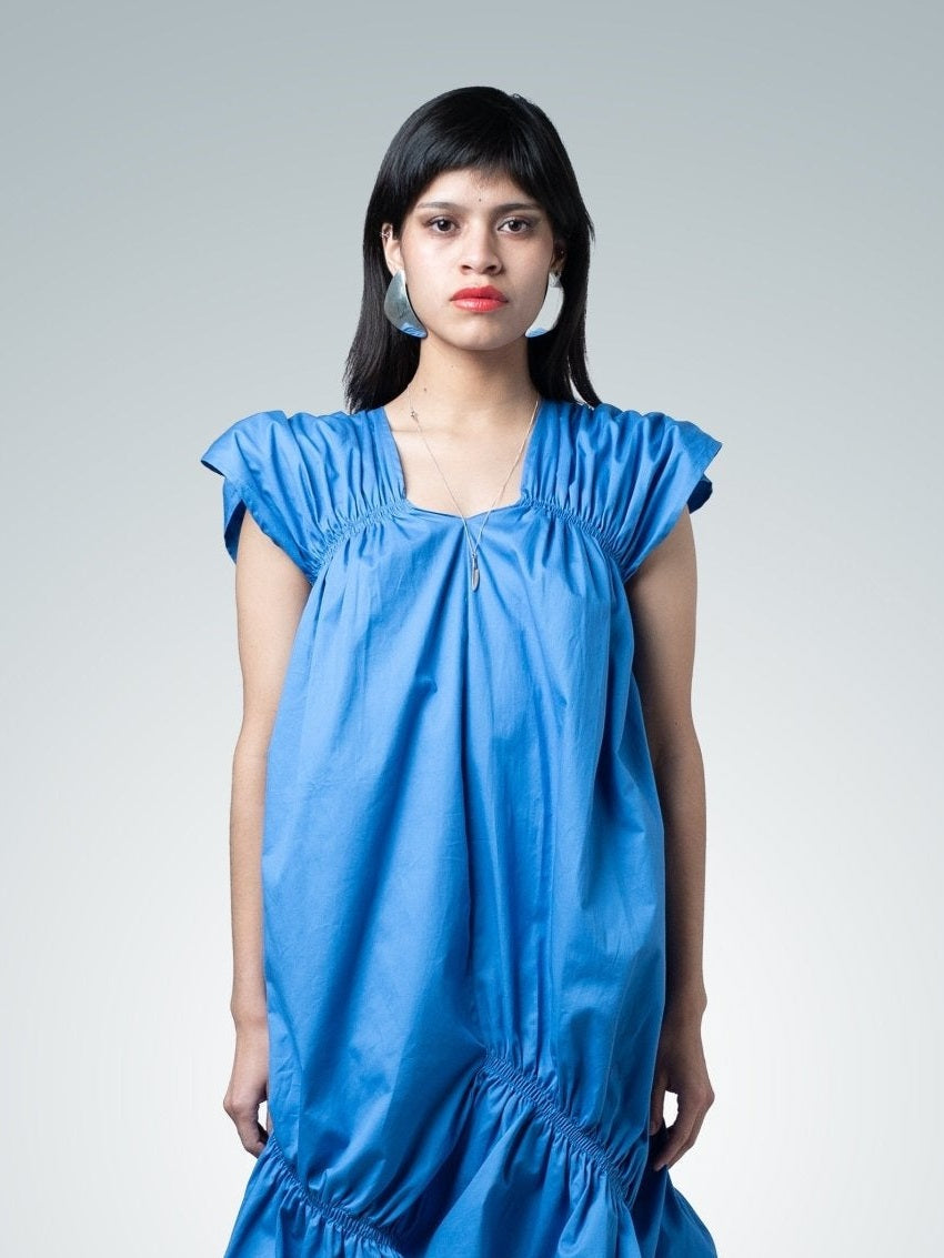 Vestido Arruchado azul rey NiPA, detalle de escote y fruncidos