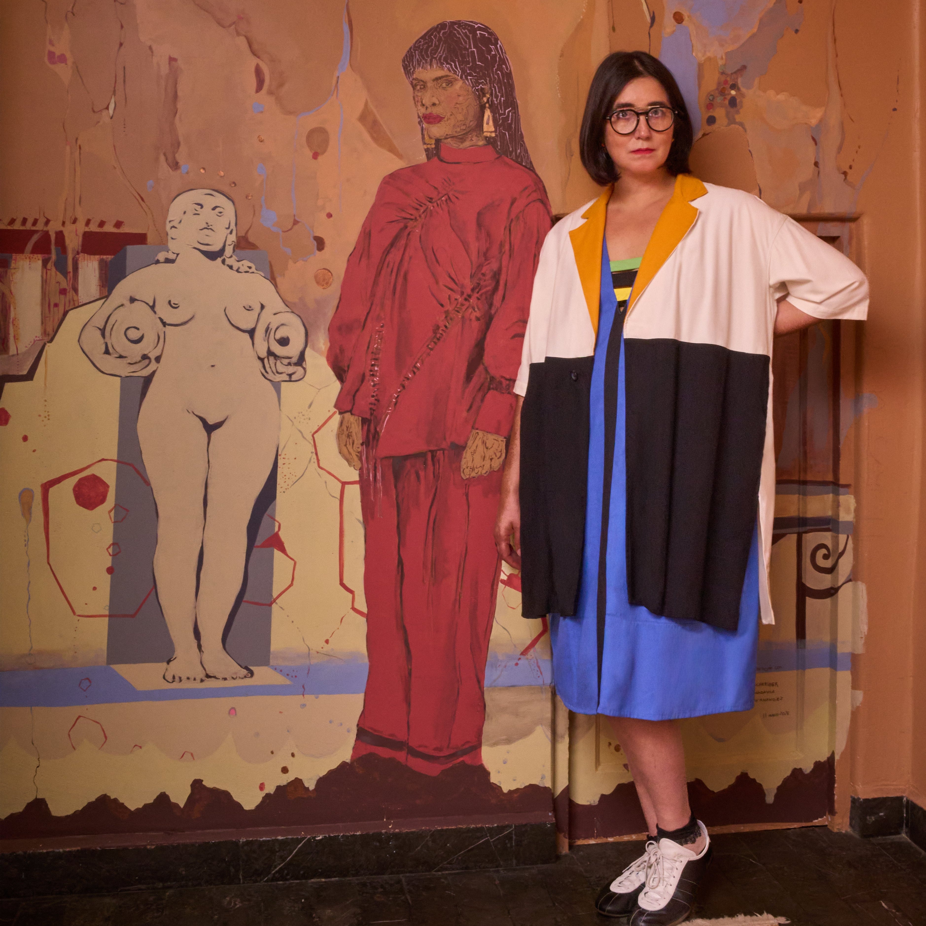 Ytaelena López viste un Blazer largo tricolor y un Vestido escote profundo NiPA