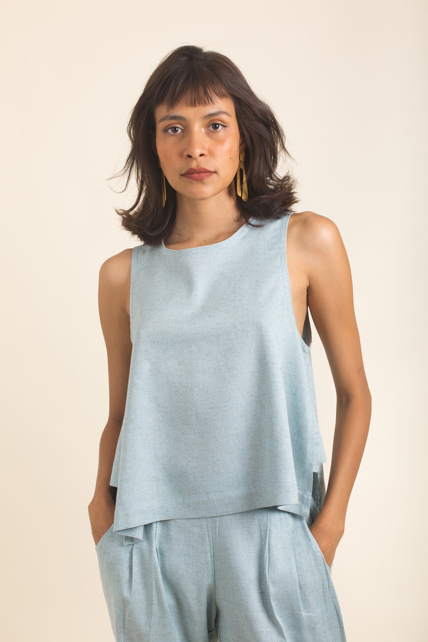 Blusa de lino azul celeste sin mangas con cuello redondo, bias, panel lateral y corte asimétrico. Holgada y fresca.