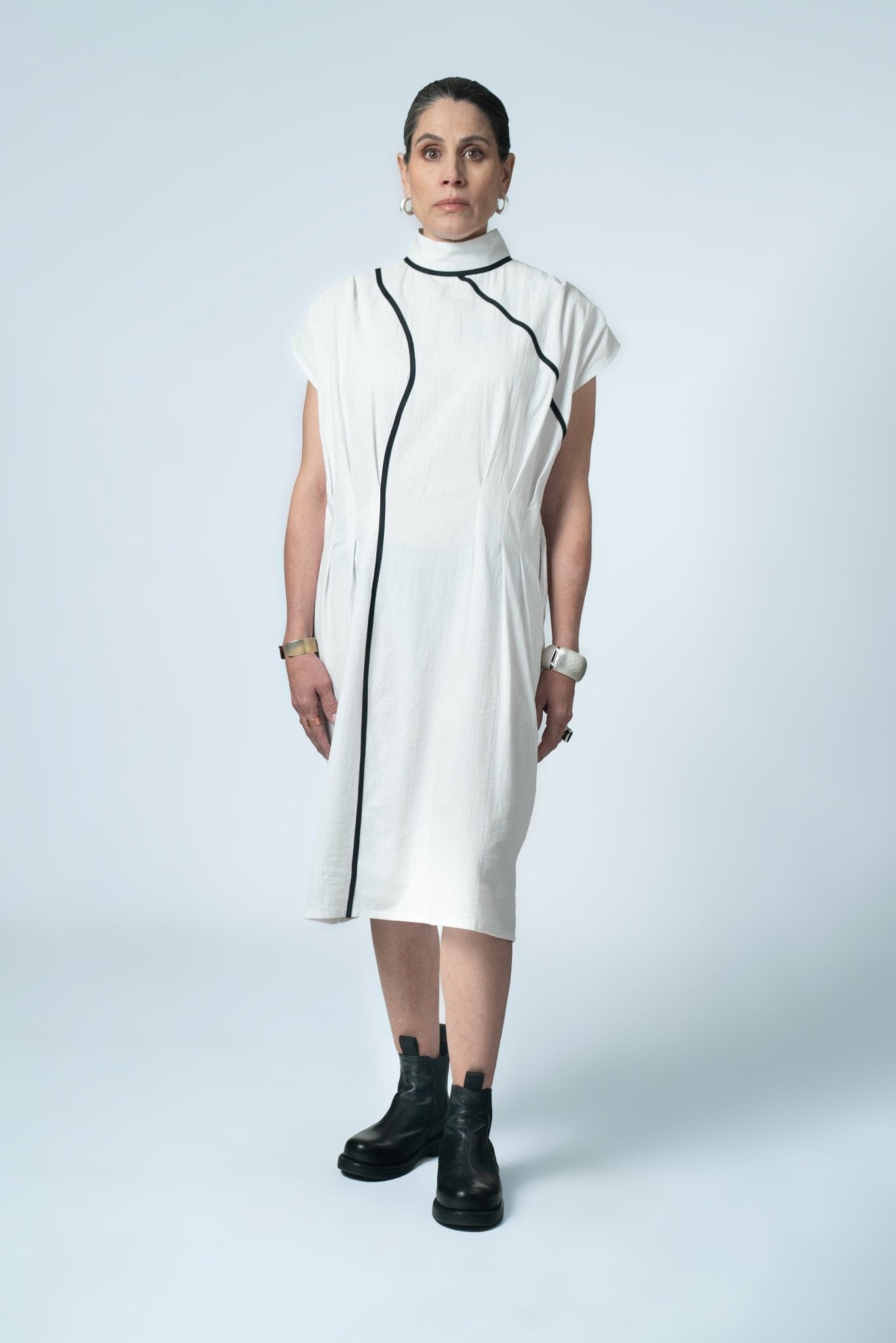 Vestido WOW · Midi Estructural con Pinzas de silueta arquitectónica confeccionado en algodón estructurado, con cuello alto y pinzas escultóricas, una prenda de moda contemporánea diseñada en México por NIPA Estudio.